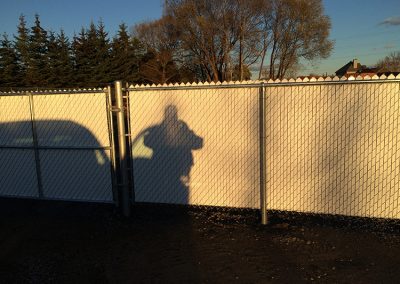 Clôture maille de chaîne avec lattes blanches à Saint-Sauveur dans Les Laurentides| Clôture Laval