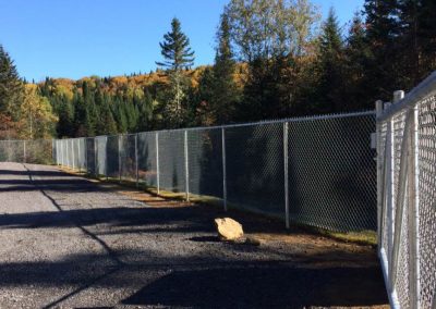 Clôture en maille de fer cours arrière Laval | Clôture Laval